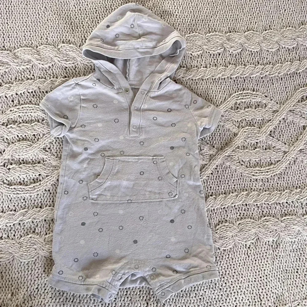 Old Navy 6-12 months short sleeve hooded circle design gray romper with‎ pocket​